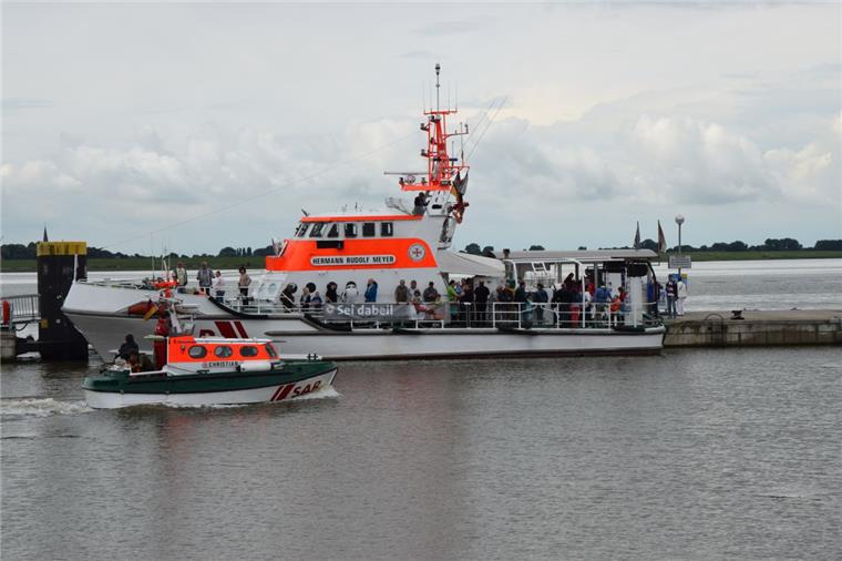 Seenotretter rühren die Werbetrommel an Bord ihres Rettungskreuzers „Open ship“ auf der „Hermann Rudolf Meyer“. Insgesamt besuchten 1669 "Seh"-Leute den Rettungskreuzer der DGzRS in Bremerhaven.