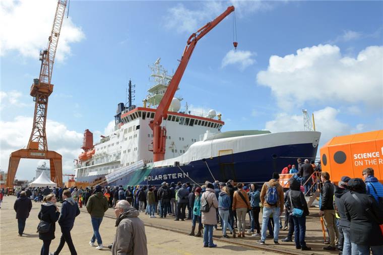 Bremerhaven: Riesen-Andrang beim Open Ship auf der "Polarstern" Open Ship auf der "Polarstern" - das wollten sich viele Menschen nicht entgehen lassen.