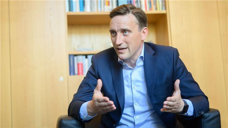 Oppositionsführer Lechner begründet seine Forderung mit gleichen Startchancen für alle Kinder. (Archivbild)
