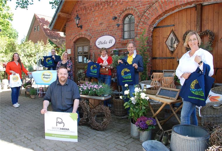 „Heimatshoppen“ wird jetzt zu „Geestlandshoppen“ Optimistische Gesichter beim Startschuss für "Geestlandshoppen" in Neuenwalde.