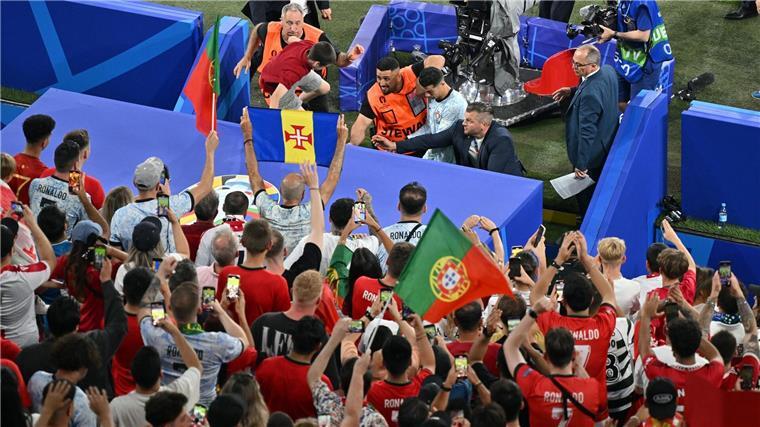 Schreckmoment: Fan springt von Tribüne Richtung Ronaldo Ordner begrleiten Portugals Cristiano Ronaldo nach dem Spiel in die Kabine.