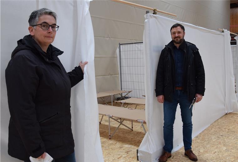 Sporthalle Mitte bereit für Flüchtlinge Ordnungsamtsleiterin Sonja Brödje und ihr Kollege Raphael Wermke sind froh, dass in der Sporthalle Mitte nun bis zur 54 Flüchtlinge für kurze Zeit Unterschlupf finden können.