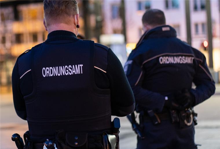 Kreis Rotenburg: Ausgangssperre ab Montag droht Ordnungsamtsmitarbeiter kontrollieren eine nächtliche Ausgangssperre. Die droht auch dem Landkreis Rotenburg.