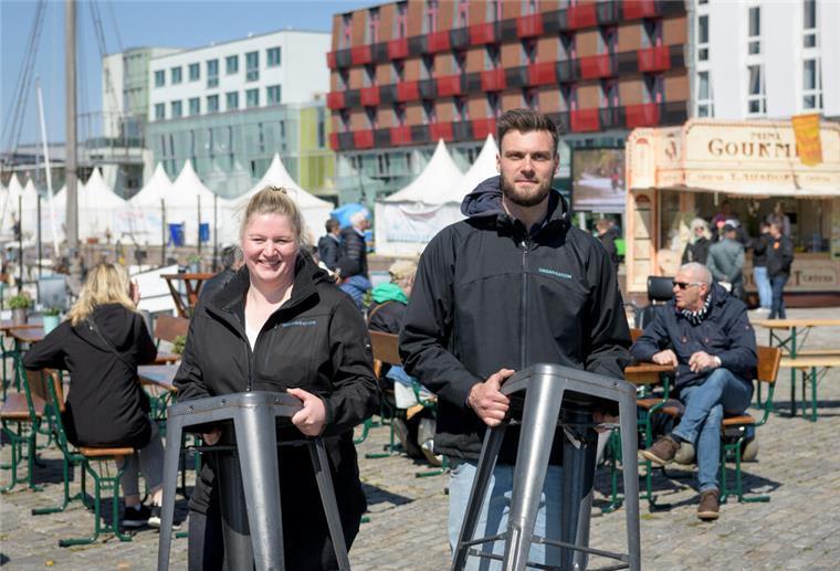 Organisationstalente im Einsatz: Chiara Bürgerhoff und Henning Dörr vom Schaufenster Fischereihafen.