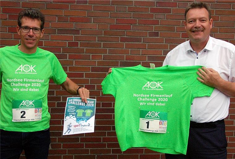 Startschuss für Nordsee-Firmenlauf gefallen Organisator Jörg Brunkhorst (linkls) und Bernd Weber, Leiter der Braker AOK-Servicecenters, präsentierten T-Shirts und Startnummern der AOK-Nordsee-Firmenlauf-Challenge.