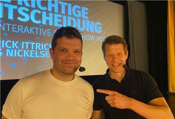 Organisiert hatte den Abend der gebürtige Braker Mats Nickelsen (links), der Radiosportreporter beim Norddeutschen Rundfunk ist.