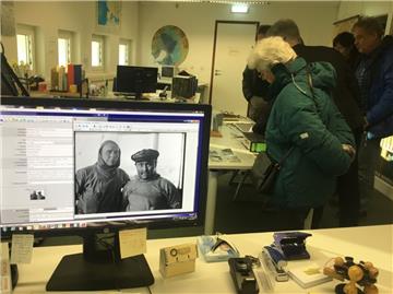 Originalaufnahme von 1938: Alfred Wegener gemeinsam mit seinem Steuermann bei einer Expedition in der Arktis. Beim "Tag der Archive" konnten Besucher diese und andere Schätze bestaunen.