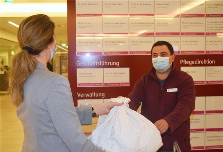 Hohe Corona-Inzidenzen: In Kliniken gilt ein Besuchsverbot Orlando Horvat, Mitarbeiter des KBR, nimmt am Service-Punkt ein Paket für einen Patienten entgegen. Durch das Besuchsverbot gelten neue Regeln für den Zugang zu den Kliniken.