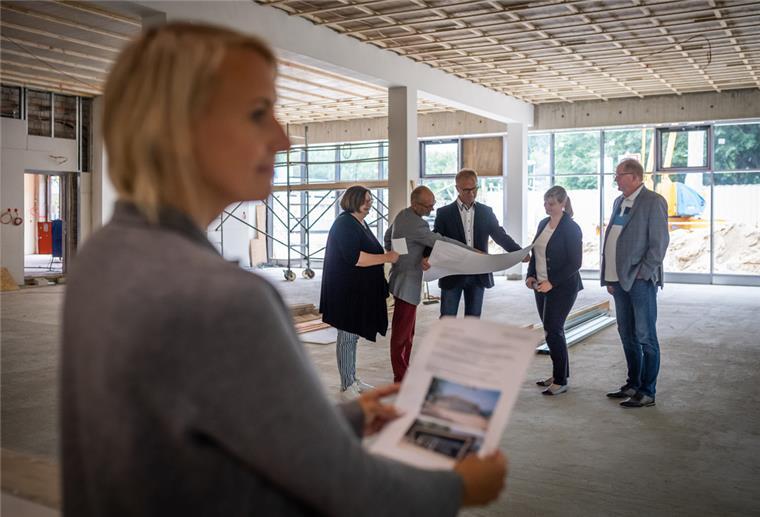 Bremerhaven saniert und baut in den Ferien an 22 Schulen Ortsbesichtigung im Mensa-Neubau der Karl-Marx-Schule Bremerhaven-Leherheide mit Architektin Nina Goldschrafe (vorn) mit Martina Kirschstein-Klingner (SPD), Baustadtrat Bernd Schomaker (FDP), Betriebsleiter Holger Schneeberg, seiner Stellvertreterin Isabelle Bornemann und Thorsten Raschen (CDU).