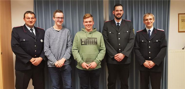 Feuerwehr Ostertimke will im Juni drei Tage lang feiern Ortsbrandmeister Ingo Pape (links) und sein Stellvertreter Lars Rugen (rechts) freuen sich auf die Jubiläumsfeier. Und mit ihnen die drei neuen Mitglieder der Wehr. Das sind (von links) Torben Gerdes, Nikas Lilienthal und Pascal Martens.