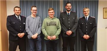Ortsbrandmeister Ingo Pape (links) und sein Stellvertreter Lars Rugen (rechts) freuen sich auf die Jubiläumsfeier. Und mit ihnen die drei neuen Mitglieder der Wehr. Das sind (von links) Torben Gerdes, Nikas Lilienthal und Pascal Martens.  