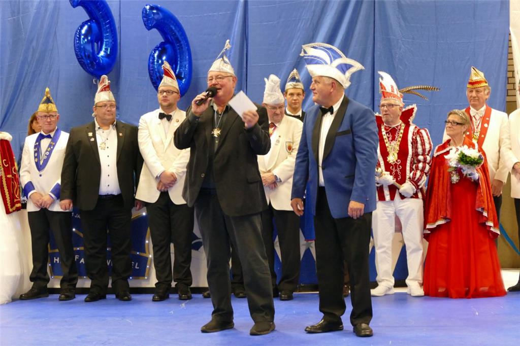 Ortsbürgermeister Horst Schütte (Freie Bürger) und Wehdels KV-Präsident Burkhard...