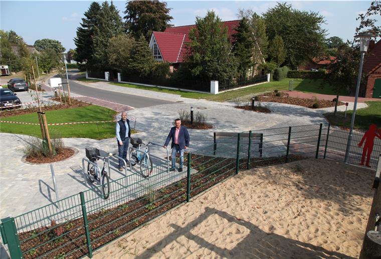 Uthlede hat einen neuen Vorzeige-Dorfplatz Ortsbürgermeister Marco Vehrenkamp (SPD) und Bürgermeister Andreas Wittenberg (parteilos) stellen den neuen Dorfplatz in Uthlede vor. Eine größere Feierlichkeit muss ausfallen.