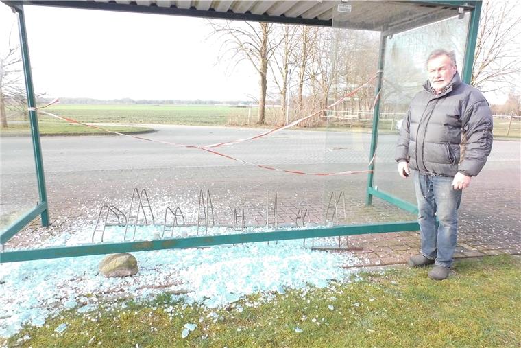 Lintig: Unbekannte werfen Stein ins Wartehäuschen Ortsbürgermeister Wilhelm Boldt ist wenig begeistert: Unbekannte haben die Busshaltestelle im Ort zerstört.