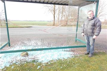 Ortsbürgermeister Wilhelm Boldt ist wenig begeistert: Unbekannte haben die Busshaltestelle im Ort zerstört.