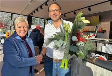 Ortsbürgermeisterin Hanna Bohne wünscht Gerd Engelbrecht alles Gute für die neue Filiale