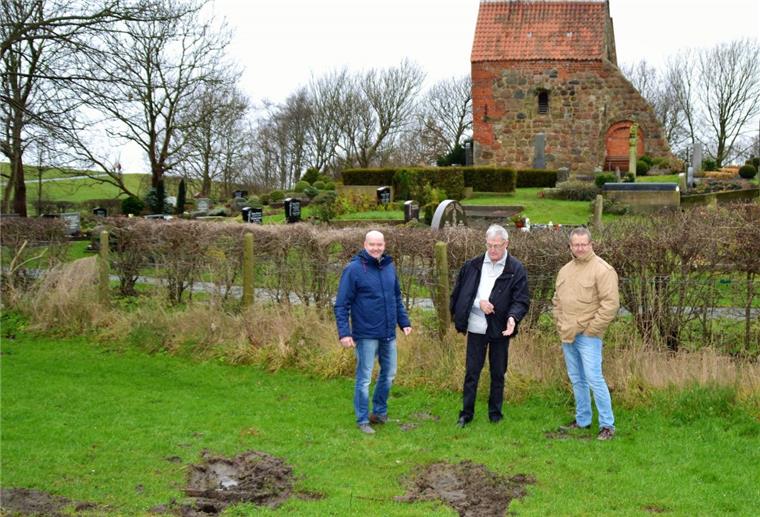 Es muss was passieren: Parkplatz am Ochsenturm in desolatem Zustand Ortsratsmitglied Andy Schröder, Ortsbürgermeister Günter Diekhoff und Heimatpfleger Dirk Berger (von links) begutachten die Schäden am Ochsenturm-Parkplatz.