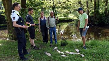 Ortstermin am Mühlenteich mit Jörg Schmidtchen (rechts), stellvertretender Gemeindedirektor sowie vom Sportfischerverein Jens-Peter Frank, Cord Gohde, Joschka Stemmann und Polizeihauptkommissar Torben Stemmann von der Sittenser Polizeistation.