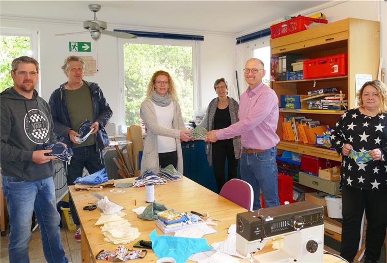 Hof-Werkstätten im Cuxland produzieren Alltagsmasken Ortsvorsteher Jochen Luitjens, Jugendpfleger Matthias Hillmann, Marion Haase (stellvertretende Einrichtungsleiterin), Geschäftsführerin Janina Tessloff, Bürgermeister Detlef Wellbrock und Näherin Anja Kriegel (von links) freuen sich, dass die fertiggestellten Masken nun ihre Abnehmer finden können.