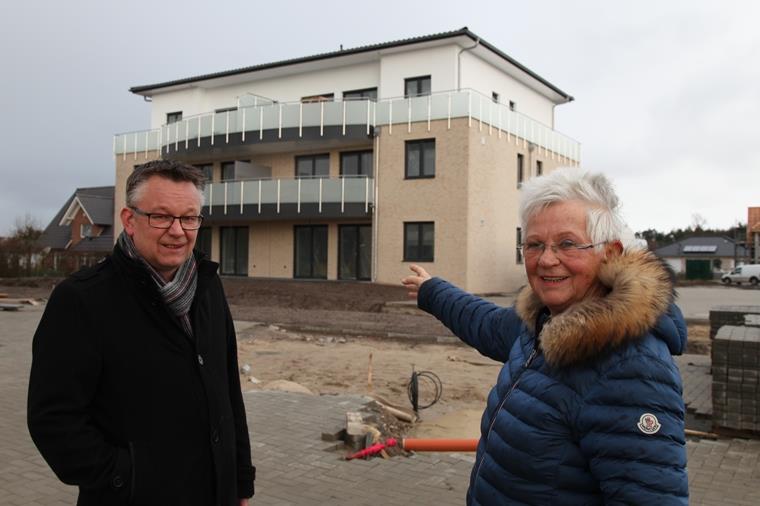 Bürgermeister verteidigt Mehrfamilienhäuser in Hagen Ortsvorsteherin Giesela Schwertfeger (CDU) und Bürgermeister Andreas Wittenberg (parteilos) entkräften Bürgerbedenken, dass das Neubaugebiet "Östlich der Wassergarde" aufgrund der Mehrfamilienhäuser zu wuchtig sei.
