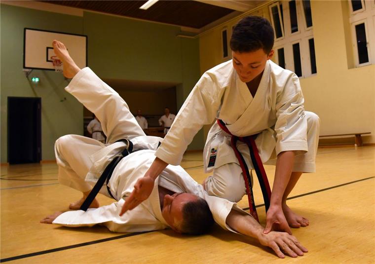 Eric Wagner vom OSC Bremerhaven ist ein großes Karate-Talent OSC-Karateka Eric Wagner (rechts) legt seinen Trainer Frank Steffen aufs Kreuz. Foto Scheschonka