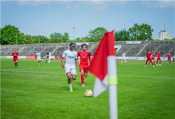 OSC-Spieler Ali Wazneh im Laufduell mit Eimsbüttels Michael Chukwuemeka Igwe (links).