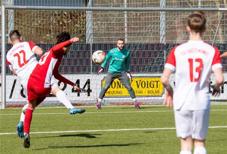 OSC Bremerhaven gewinnt das „Magerkost“-Derby im Bürgerpark OSC-Spieler Ali Wazneh (in Rot) trifft in dieser Szene frühzeitig zum 1:0 für die Gäste.