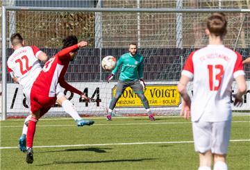 OSC-Spieler Ali Wazneh (in Rot) trifft in dieser Szene frühzeitig zum 1:0 für die Gäste.