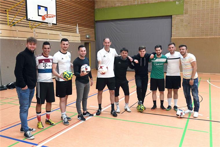 Der OSC Bremerhaven ist beim Futsal ganz vorne dabei OSC-Trainer Roman Opalka (Fünfter von links) hat sich für die Futsal-Regionalliga ein starkes Team zusammengesucht. Foto Scheer