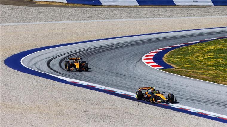 Verstappen schreibt Titel ab - „Rückstand fast unaufholbar“ Oscar Piastri (hinten) hat Max Verstappen in der WM distanziert.