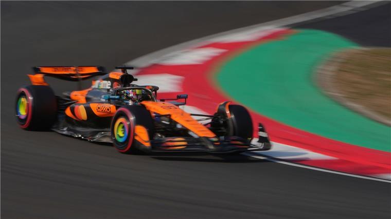 Hamilton mit erstem Ferrari-Sieg - Piastri auf Pole Position Oscar Piastri schaffte seine Premiere auf der Pole Position.