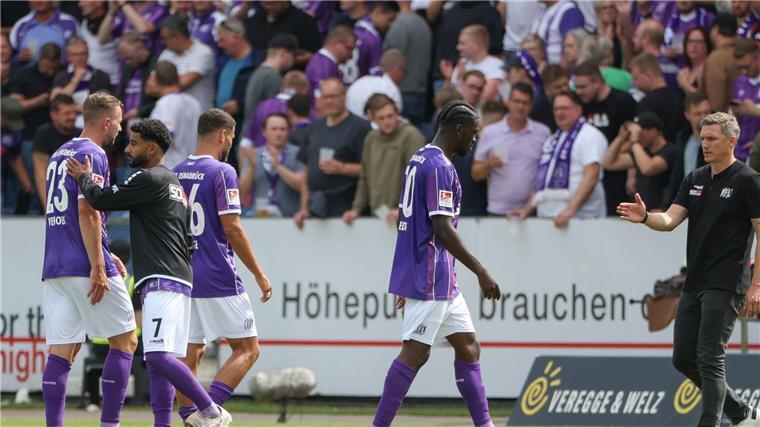 Osnabrücks John Verhoek (l-r), Noel Niemann, Dave Gnaase, Kwasi-Okjyere Wriedt und Trainer Tobias Schweinsteiger zeigen sich enttäuscht.