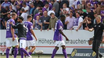 Osnabrücks John Verhoek (l-r), Noel Niemann, Dave Gnaase, Kwasi-Okjyere Wriedt und Trainer Tobias Schweinsteiger zeigen sich enttäuscht.