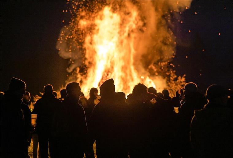 Faktencheck: Verpesten Osterfeuer die Luft? Osterfeuer im Cottbuser Ortsteiles Branitz. Immer wieder ein Thema dabei: die Feinstaubbelastung.