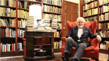 Otto Penzler im Keller des „Mysterious Bookshop“.