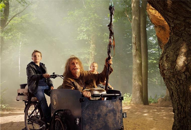 Ab Donnerstag gibt es wieder Kino in Nordenham Otto Waalkes als Catweazle, Julius Weckauf (links) als Benny und Gloria Terzic als Lisa in einer Szene des Films "Catweazle".