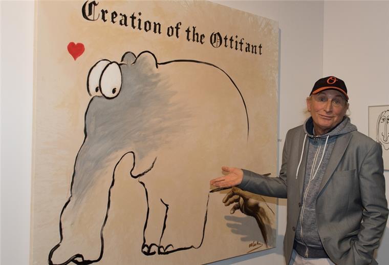 Otta Waalkes steht vor einem Bild eines Ottifanten. Das Bild ist betitelt mit "Creation of the Ottifant".