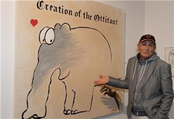 Otta Waalkes steht vor einem Bild eines Ottifanten. Das Bild ist betitelt mit "Creation of the Ottifant".
