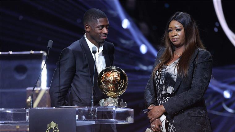 Ousmane Dembélés Mutter gratulierte ihrem Sohn auf der Bühne.