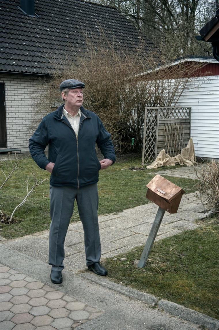 Ove entdeckt sein Herz Ove, gespielt von Rolf Lassgård, geht in "Ein Mann namens Ove" seinen Nachbarn auf den Keks, weil er alles und jeden kontrolliert.