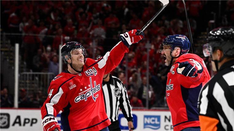 NHL-Playoffs: Sturm mit Panthers in der zweiten Runde Owetschkin (r.) feiert seinen vierten Playoff-Treffer.