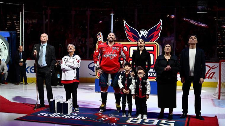 Owetschkin erneut für Rekord geehrt - dann wichtiger Sieg Owwtschkin wurde vor dem Spiel von Washington gegen Carolina für seine 895 NHL-Tore geehrt.