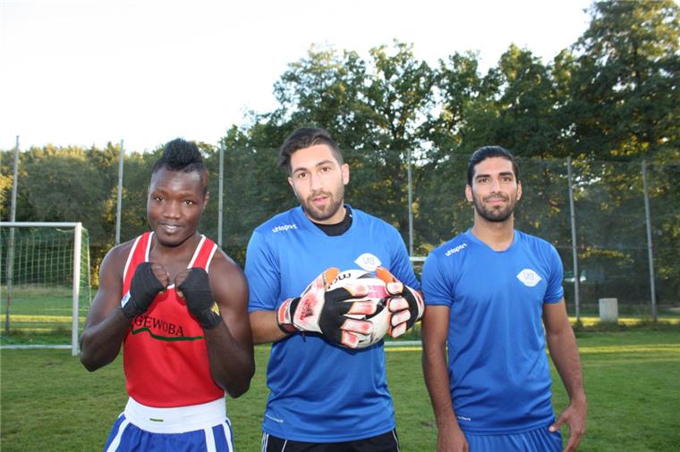 Packen die Karriere an (von links): Der Boxer Houmana Coulibaly (Elfenbeinküste) aus Stubben sowie die iranischen Fußballspieler „Steve“ Ali Azad und Adel Yusefi aus Beverstedt-Wehldorf.