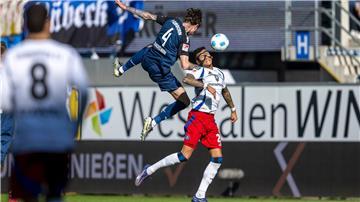 Paderborns Calvin Brackelmann (l) und Hamburgs Davie Selke kämpfen um den Ball.