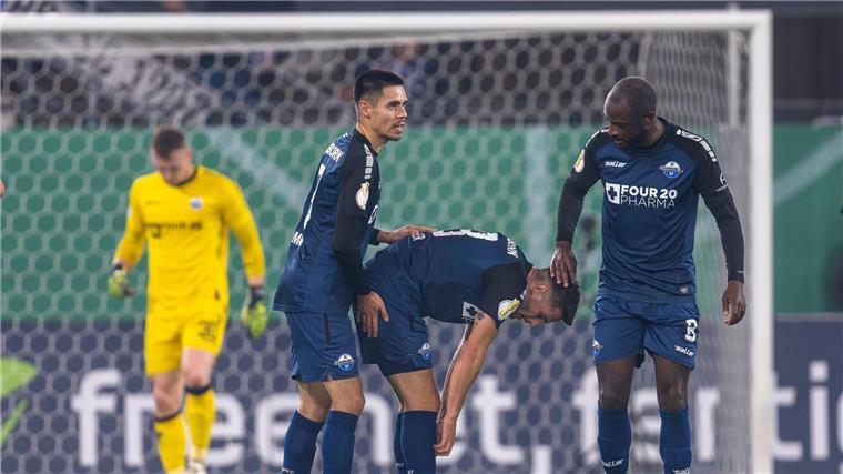 Werder erreicht durch 1:0 in Paderborn Pokal-Achtelfinale Paderborns Spieler reagieren nach dem 0:1 gegen Werder Bremen.