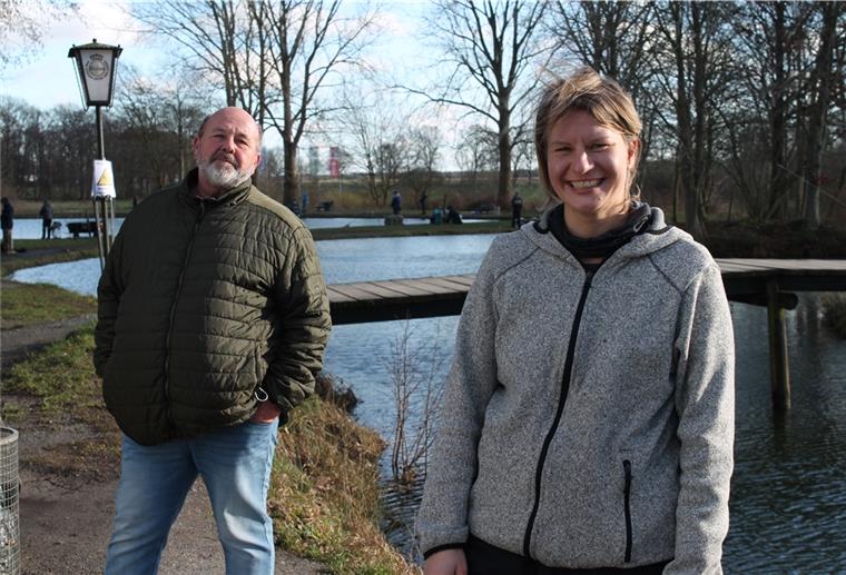 Pächterin Maike Schmidt und Werner Beitlich (Teichaufsicht) sind das neue Team bei den Beverstedter Angelteichen.