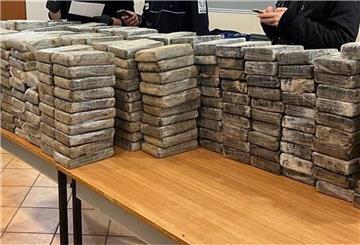 Kokain gelagert auf einem Tisch.