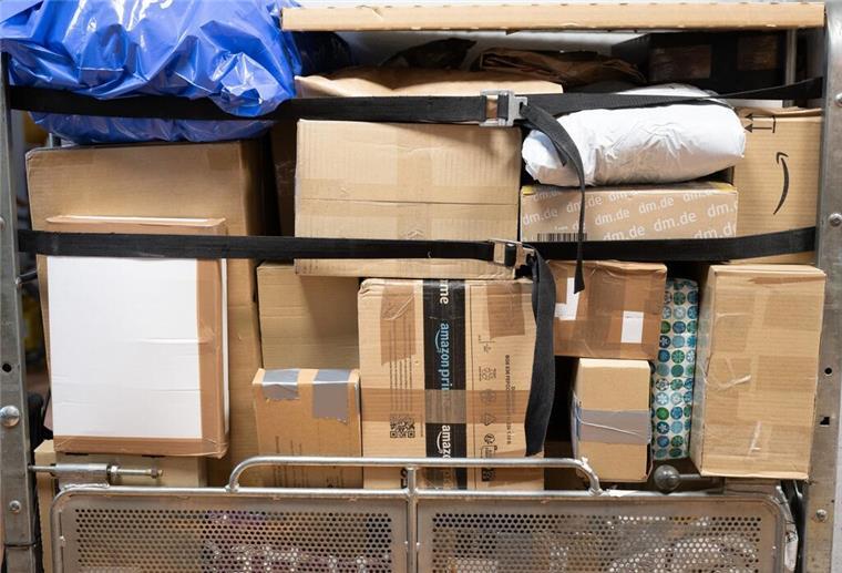 Neue Paket-Regel: Wer diese Kennzeichnung vergisst, muss ab April Strafe zahlen Pakete sind auf einem Wagen gestapelt. Seit Jahresbeginnt gilt eine neue Kennzeichnungspflicht für Pakete.