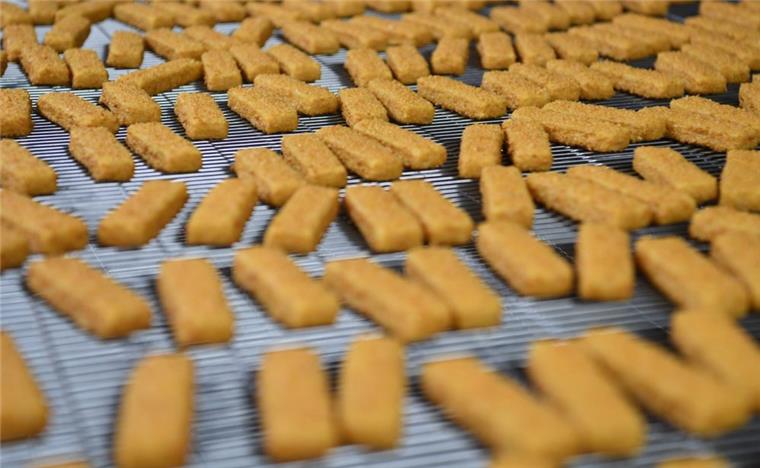 Fischstäbchen werden wohl teurer Panierte Fischstäbchen laufen in der Fischstäbchen-Produktion von Frosta in Bremerhaven über das Band.