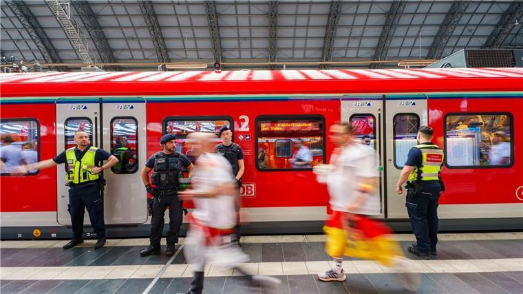 Bahn zu Kritik während EM: Sind nicht auf der Höhe gewesen Pannen, überfüllte Bahnsteige und viele Verspätungen: Die Kritik an der Deutschen Bahn während der EM ist deutlich.